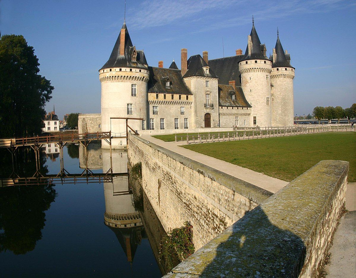 1200px-Sully-sur-Loire-Chateau-03-gje.jpg