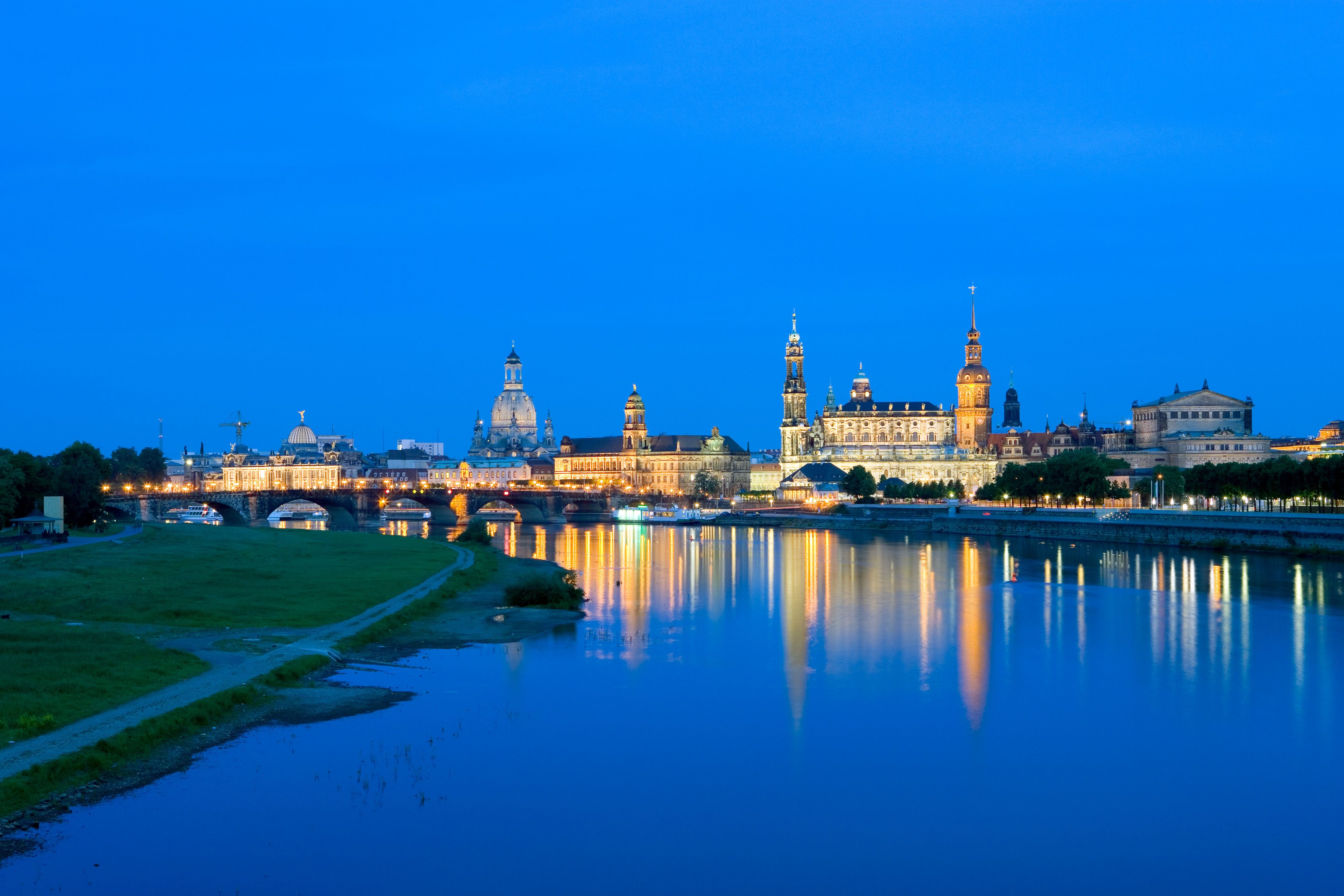 Dresden-Altstadt_von_der_Marienbruecke-II.jpg