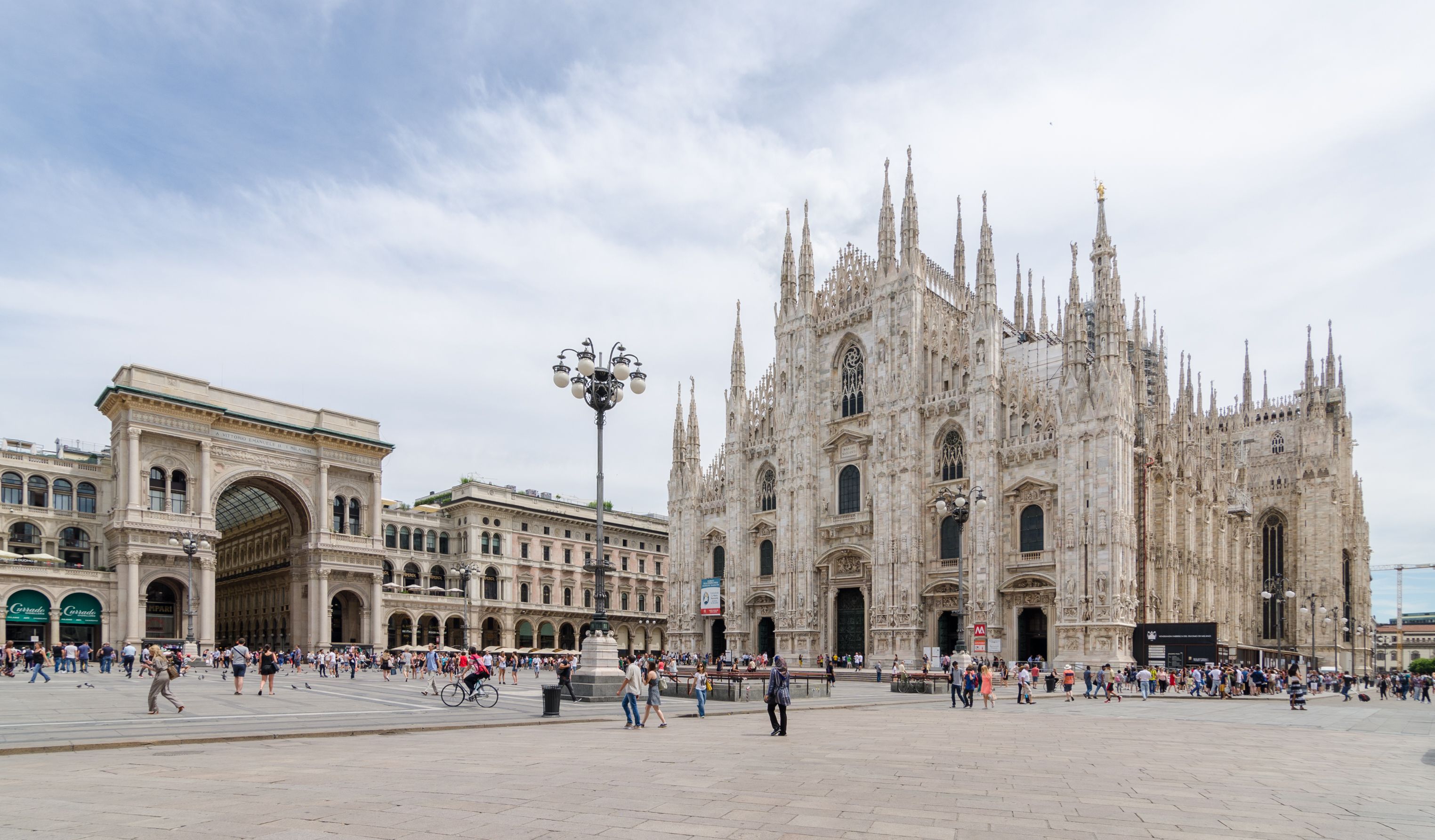 Милан,_Duomo_with_Milan_Cathedral_and_Galleria_Vittorio_Emanuele_II,_2016.jpg
