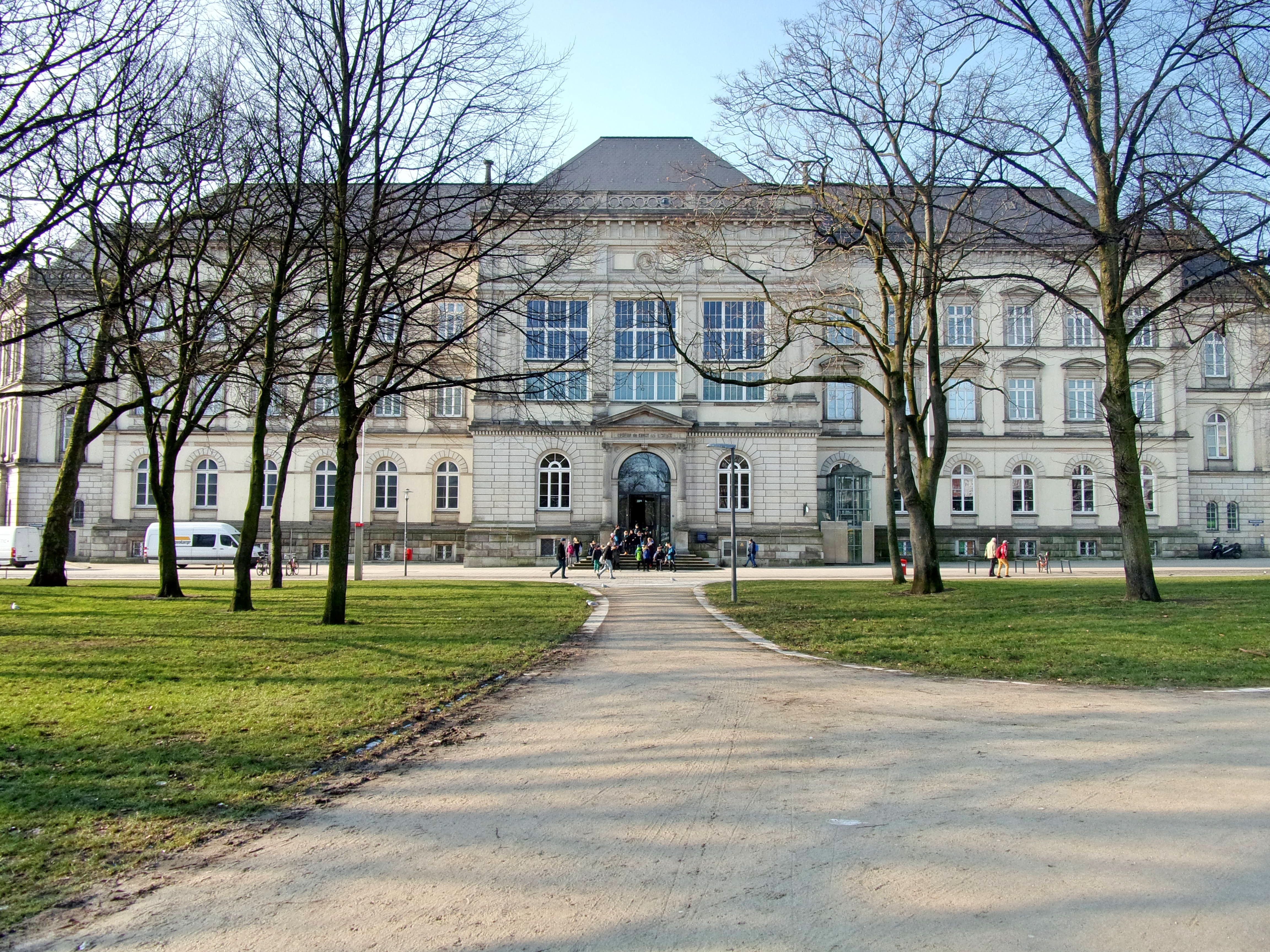 Museum_für_Kunst_und_Gewerbe_Ansicht_Brockesstraße.jpg