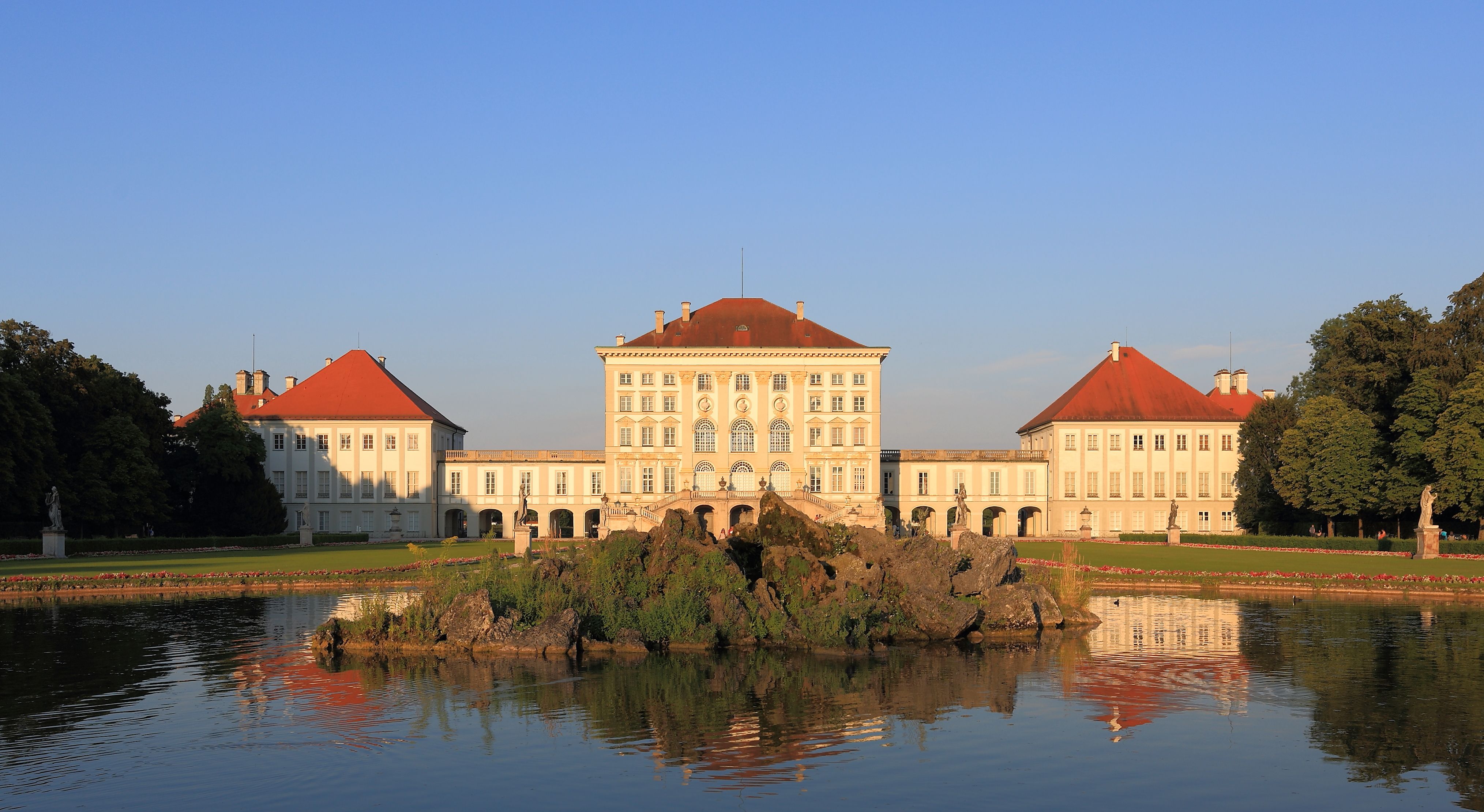 Nymphenburger_Schloss_at_sunset.jpg