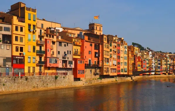 zhirona-girona-kataloniia-ispaniia-doma-reka-okna-colorful-n.webp